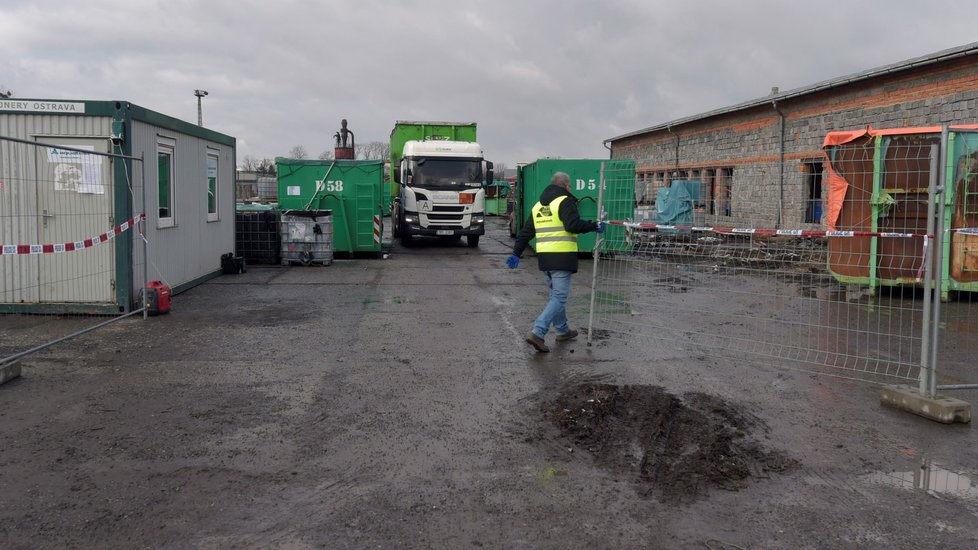 Ve Starém Městě u Frýdku-Místku začal odvoz odpadu nelegálně uloženého ve skladovací hale. Na místě je 16 druhů odpadů. Všechny jsou hořlavé.