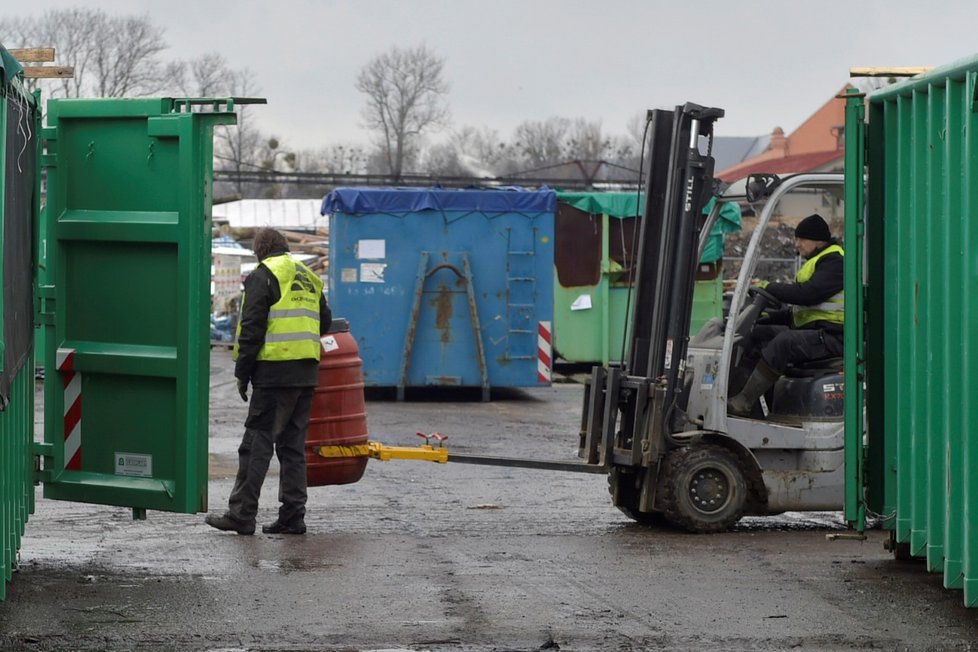 Ve Starém Městě u Frýdku-Místku začal odvoz odpadu nelegálně uloženého ve skladovací hale. Na místě je 16 druhů odpadů. Všechny jsou hořlavé.