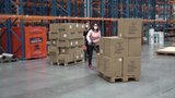 Roušky a respirátory pro Česko: „Obr“ dopravil zboží z Číny, podívejte se do skladu