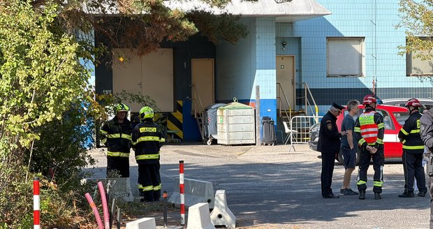 Hasiči a policisté ve FN Motol.