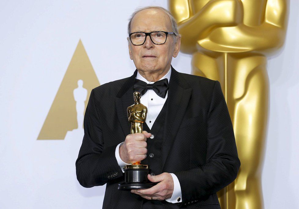 Italský skladatel Ennio Morricone získal Oscara za hudbu k filmu Osm hrozných