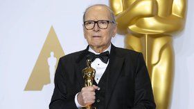 Italský skladatel Ennio Morricone získal Oscara za hudbu k filmu Osm hrozných.