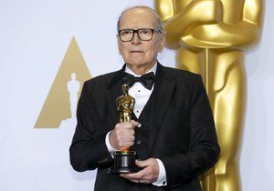 Italský skladatel Ennio Morricone získal Oscara za hudbu k filmu Osm hrozných.