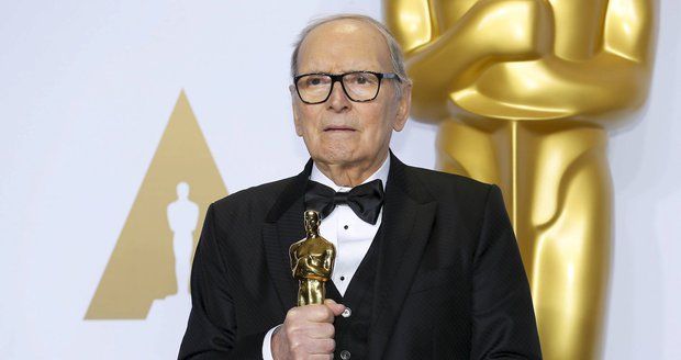 Italský skladatel Ennio Morricone získal Oscara za hudbu k filmu Osm hrozných.