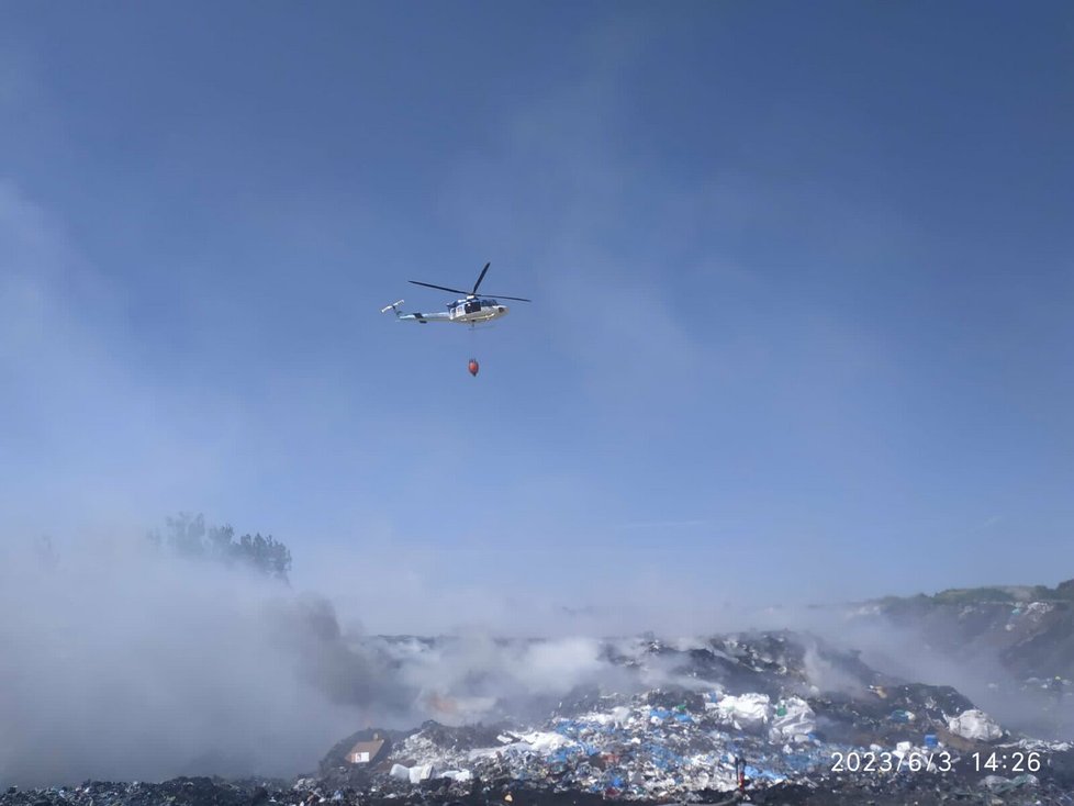 Požár skládky s nebezpečným odpadem v Hradčanech na Přerovsku. (3.6.2023)