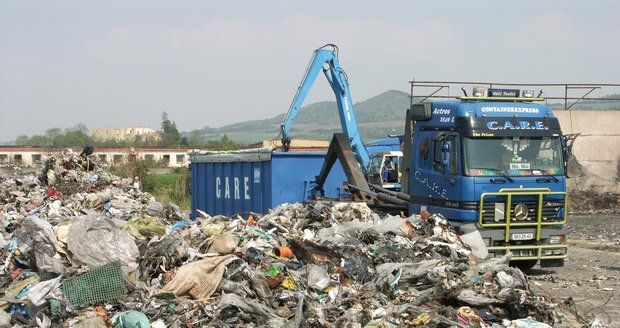 Děsivý nález na černé skládce v Brně: V krabici od bot bylo mrtvé miminko!