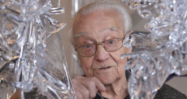 Zemřel legendární sklář René Roubíček (†96). Foukal ženská těla i lidské hlavy