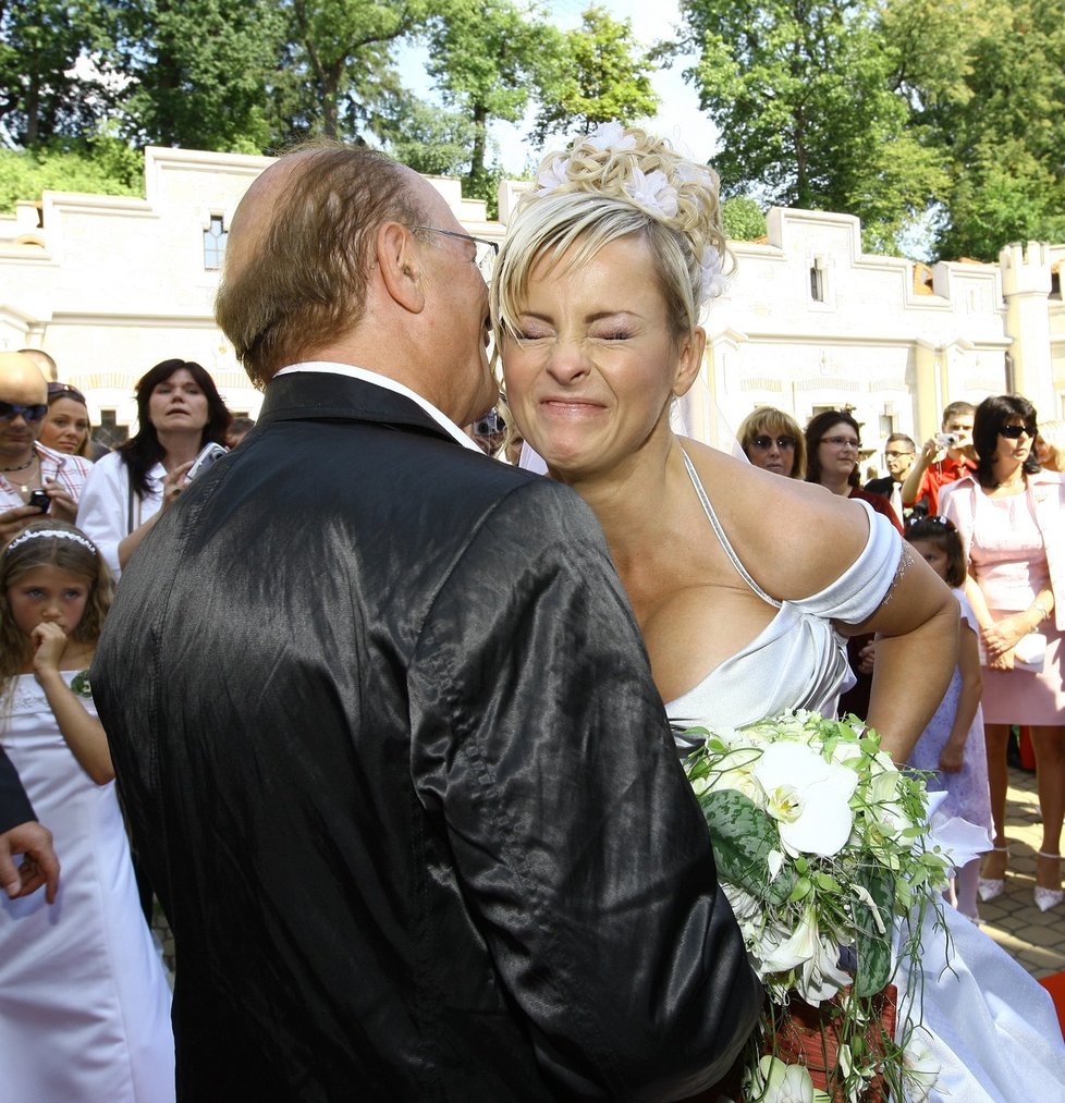 Zesnulá Iveta Bartošová zářila štěstím na své svatbě.