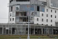 Skleněné peklo v Plzni už se vyklízí: Ostudná stavba půjde k zemi