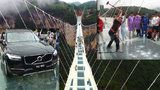 Nic pro lidi se závratí: Dobrovolníci testovali bezpečnost skleněného mostu