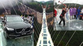 V Číně testovali odolnost skleněného mostu. Ani 15tunové auto ho nerozbilo.