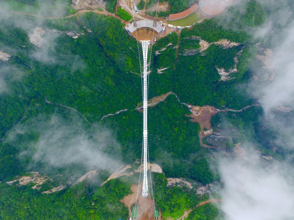 Skleněný most u hory Yuntai v provincii Che-nan