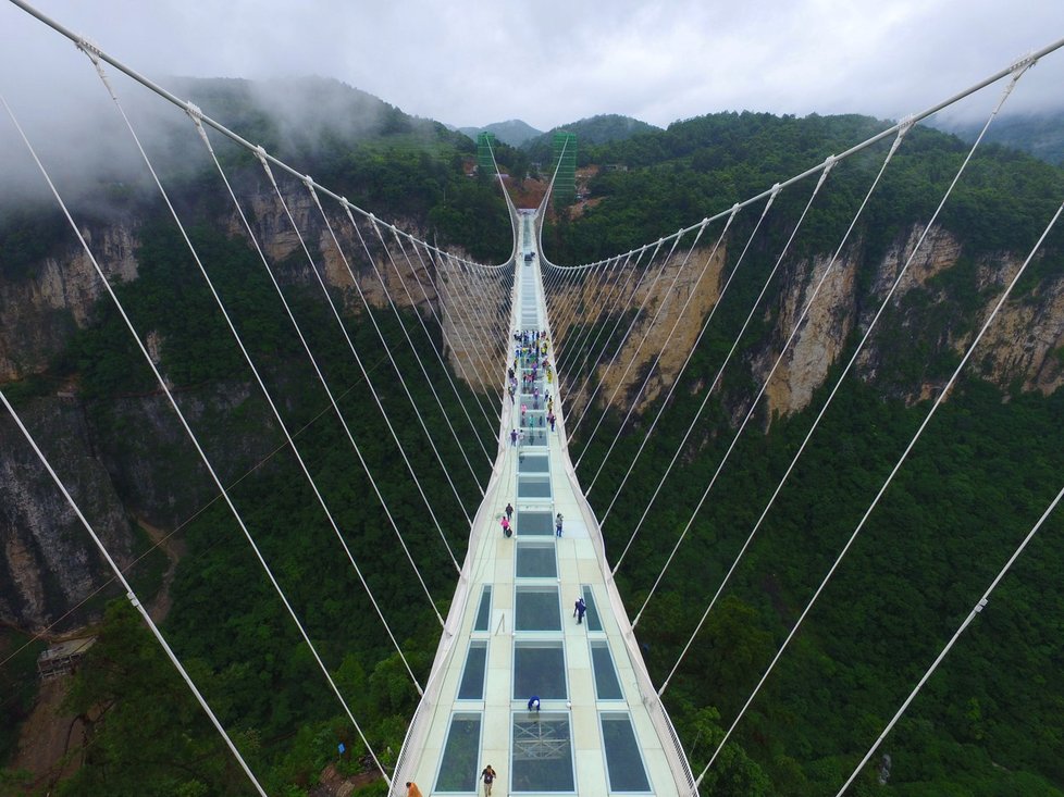 Skleněný most u hory Yuntai v provincii Che-nan