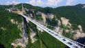 Skleněný most v čínské provincii Chu-nan, inspirovaný scénou z filmového trháku Avatar.