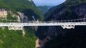 Skleněný most v čínské provincii Chu-nan, inspirovaný scénou z filmového trháku Avatar.