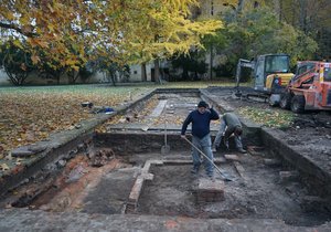 Základy skleníku archeologové s příchodem zimy zakryjí.