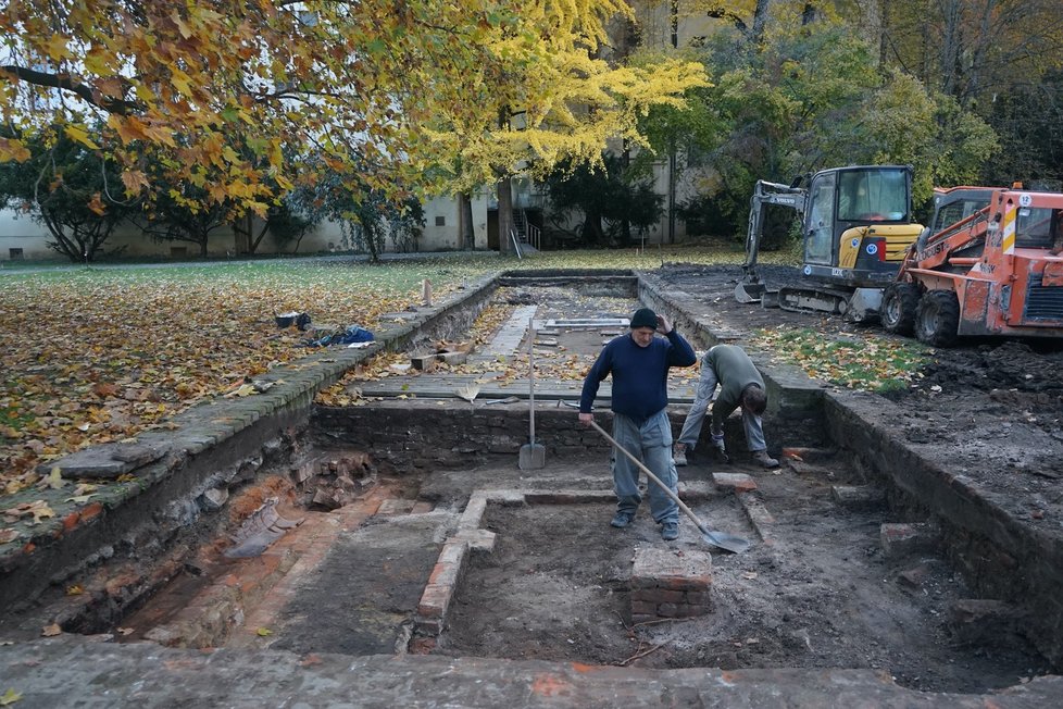 Základy skleníku archeologové s příchodem zimy zakryjí.