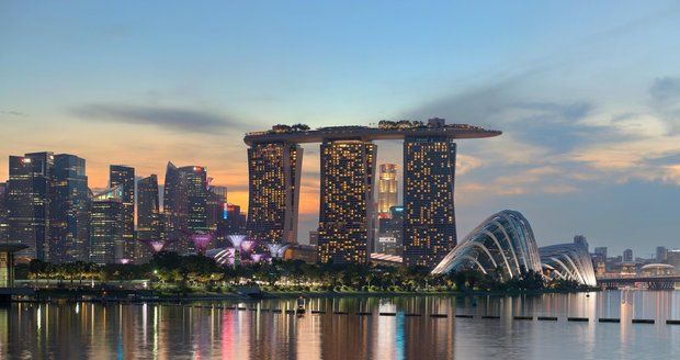 Ve stínu mrakodrapů bují a voní v jednom z nejlidnatějších států světa, Singapuru, městský park Gardens by the Bay.