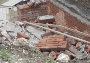 V Klentnici na Břeclavsku se propadl strop budovaného vinného sklípku a zavalil čtyři dělníky.