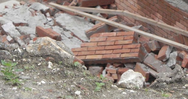 V Klentnici na Břeclavsku se propadl strop budovaného vinného sklípku a zavalil čtyři dělníky.
