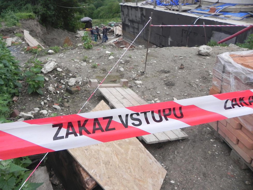 V Klentnici na Břeclavsku se propadl strop budovaného vinného sklípku a zavalil čtyři dělníky.