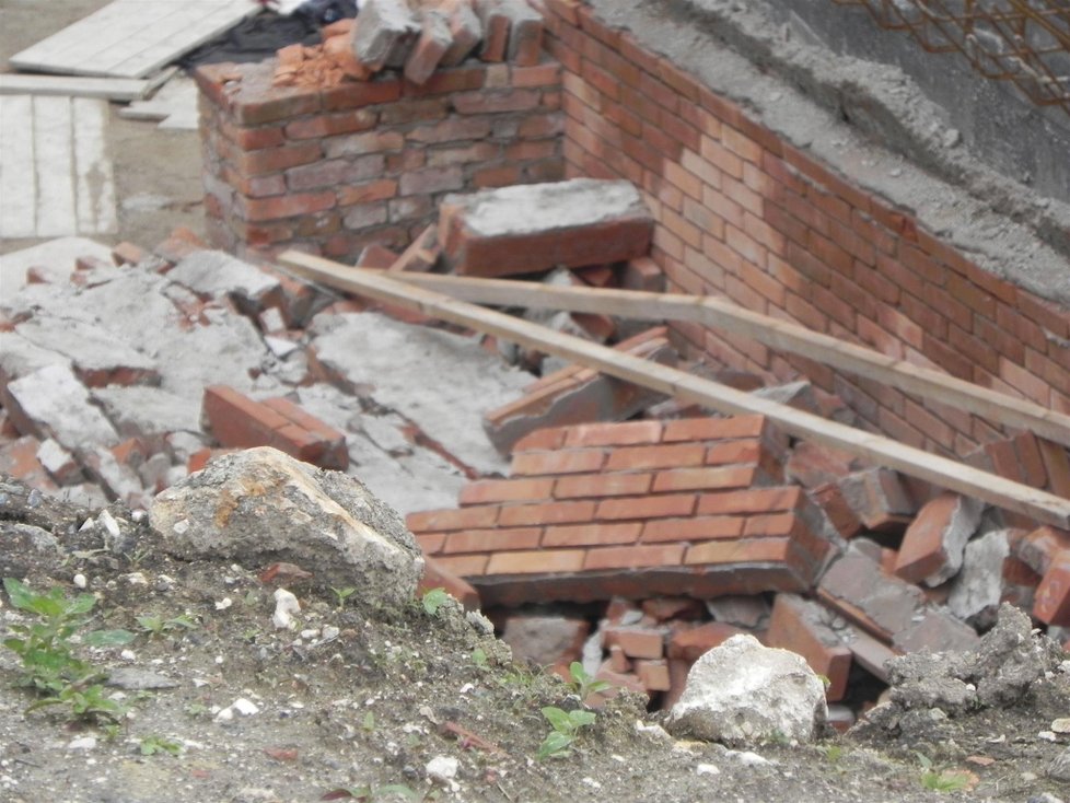 V Klentnici na Břeclavsku se propadl strop budovaného sklepa na ovoce a zeleninu a zavalil čtyři dělníky.