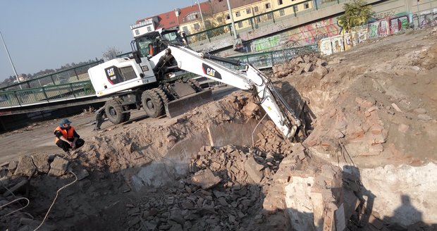 Na stavbě v Holešovicích se našel zasypaný sklep, zřejmě jde o zbytek zástavby starých Zátor.