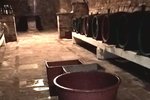 Nepovolená stavba ve Valticích poškodila dva 200 let staré vinné sklepy. Zatéká do nich voda, kterou se jejich majitel snaží jímat do plastových nádob.