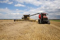 Farmáři hrozí Bruselu blokádou kvůli levnému obilí z Ukrajiny: Češi, Slováci či Poláci nemají kam prodávat?