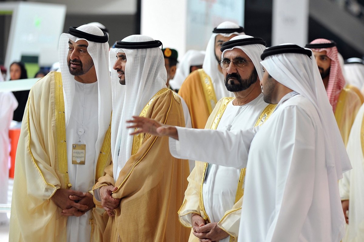 Smetánka Emirátů na čele s vládcem Dubaje šejkem al-Maktúmem (druhý zleva).