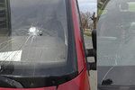 Psychicky vyšinutý muž (62) poničil kladivem čelní skla aut v Brně-Husovicích.