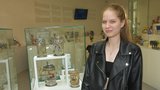 Když chceš dívku, kup jí prysku: Unikátní výstava 300 let starého skla 