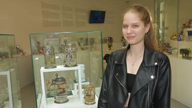 Růžena Klištincová si prohlíží ve vitríně klatovského Pavilonu skla skleněné unikáty.