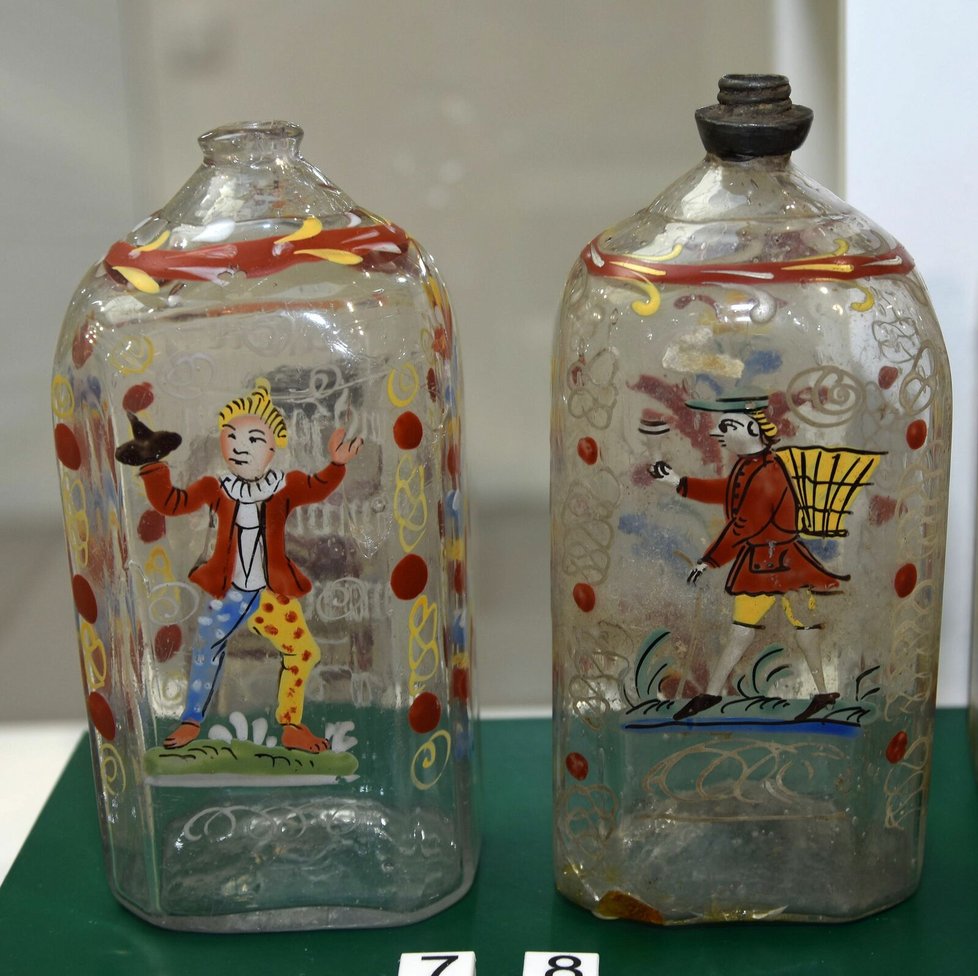 Dvě vzácné prysky, jedna s namalovaným klaunem (vlevo) a druhá znázorňující obchodníka s nůší na zádech tzv. sklínkaře.