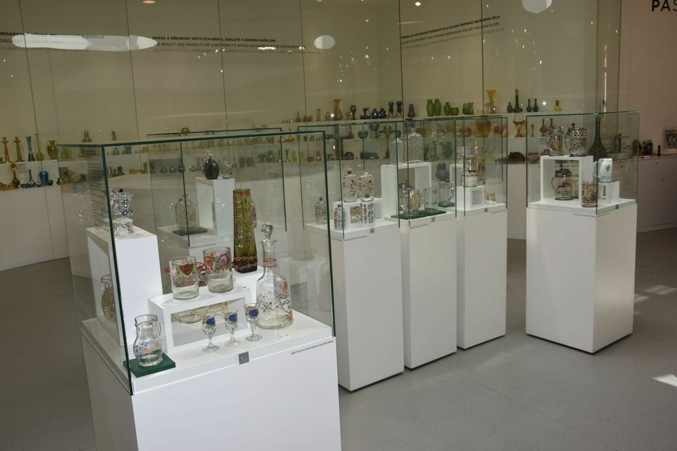 Celkový pohled na výstavu v Pavilonu skla Klatovy.