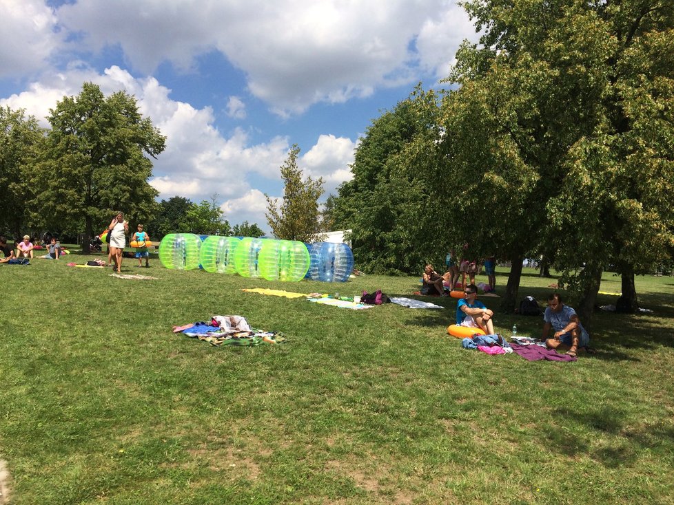 V Malešickém parku si Pražané užívali hezké letní odpoledne.