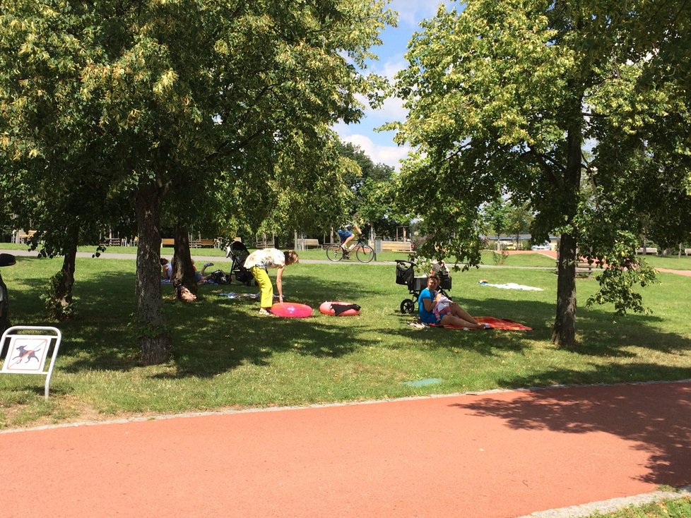 V Malešickém parku si Pražané užívali hezké letní odpoledne.