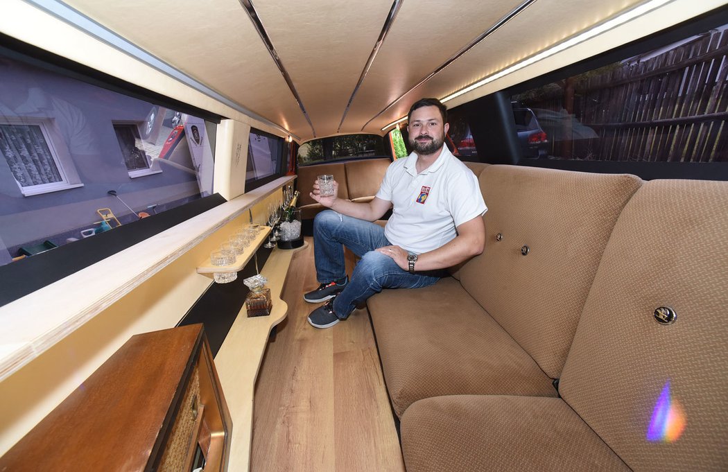 Pohodlí limuzíny už otestovalo nejen redaktorské pozadí, ale také se v ní točil televizní rozhovor s Leošem Marešem