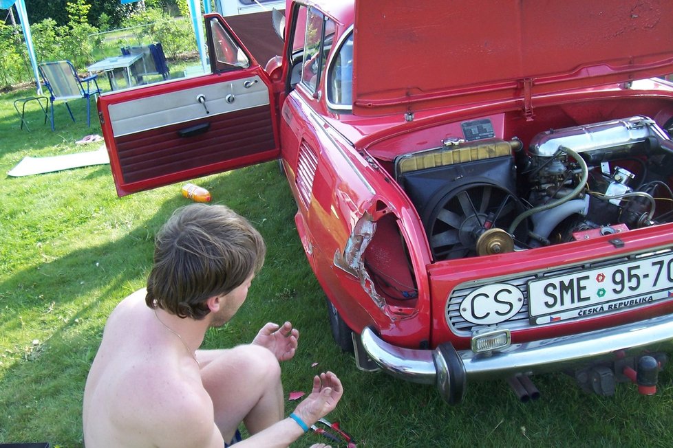 Kamion v Nizozemsku auto před osmi lety ošklivě pochroumal. Zadní blatník je unikátní a od běžného MB se liší.