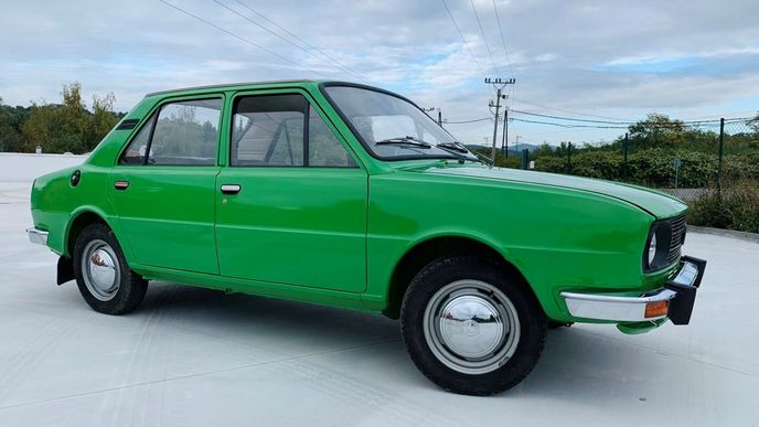 Škoda 105 S z roku 1979 v původním a netknutém stavu. Na tachometru má 684 km. Vyvolávací cena je 300 tisíc korun