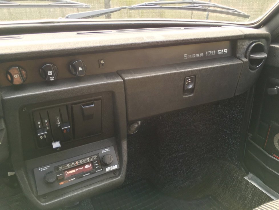 Škoda 120 uchvátila Ameriku: Původní interiér zahrnoval i nadstandardní výbavu včetně funkčního originálního autorádia.