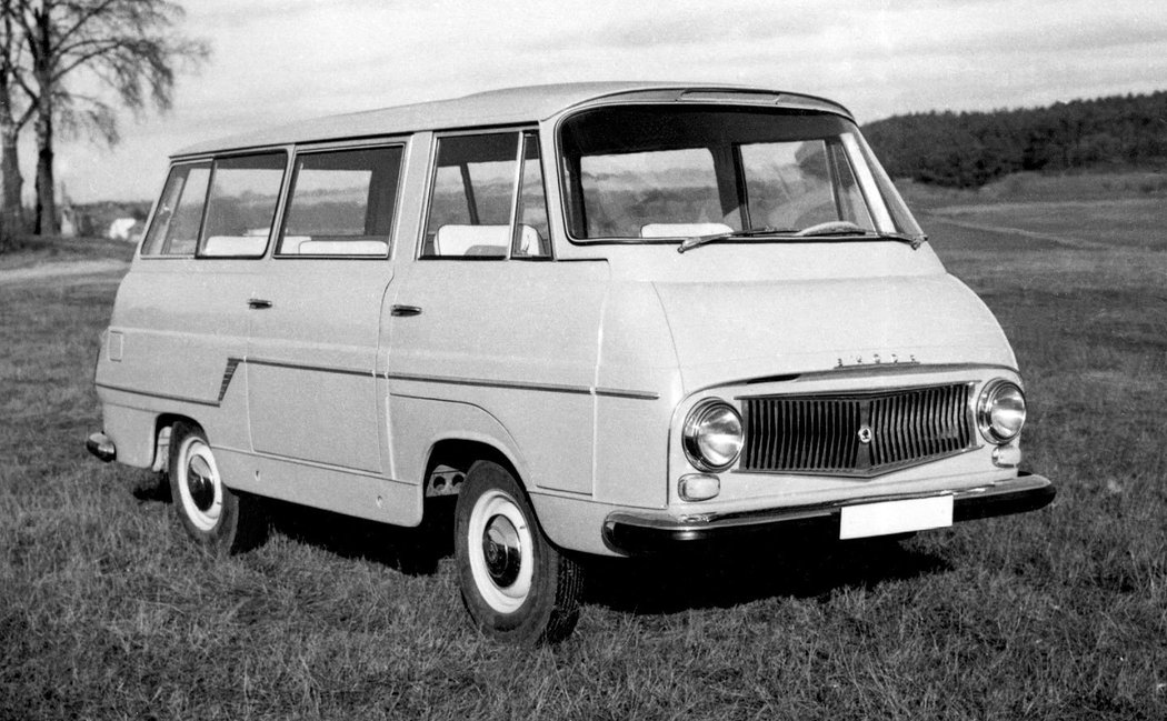 V roce 1961 byl vůz prakticky hotov po designové i technické stránce. Do výroby se však dostal až po sedmi letech.