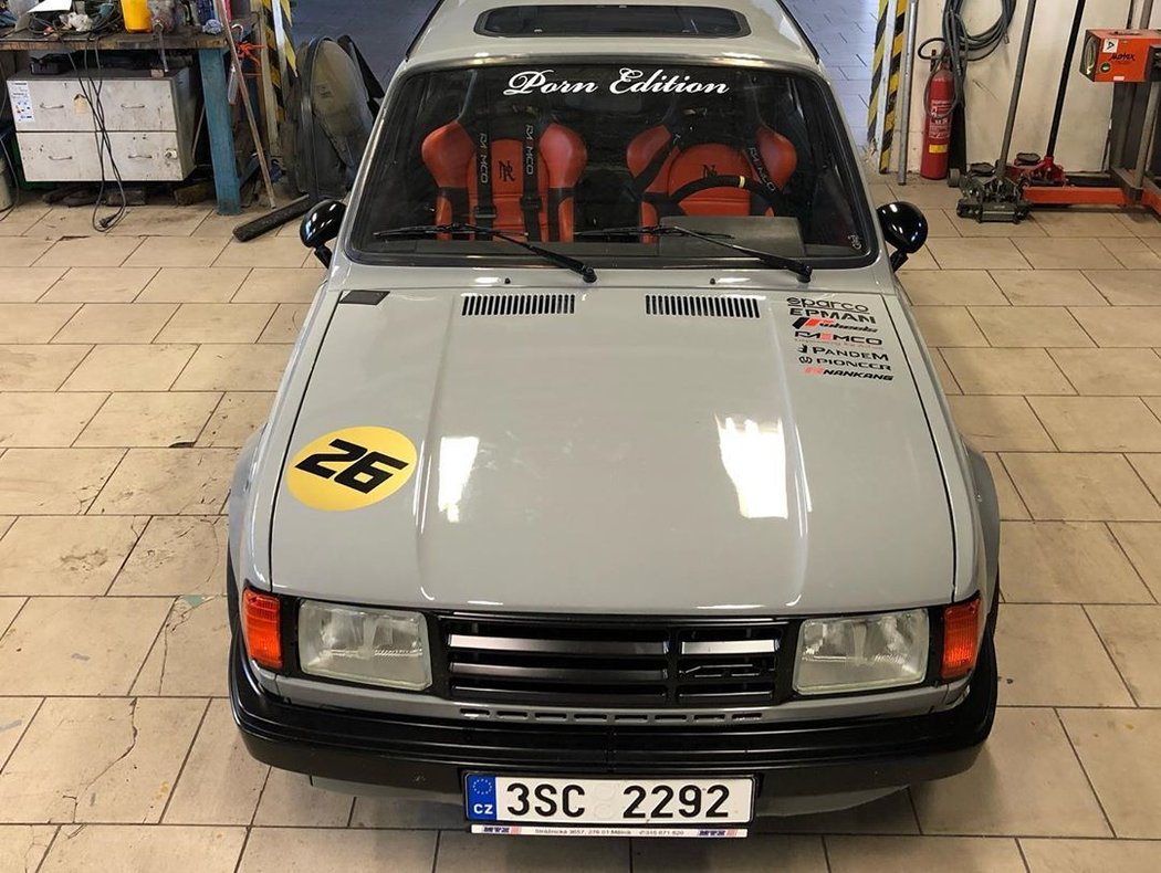 Tahle widebody Škoda 130 vznikla v Česku