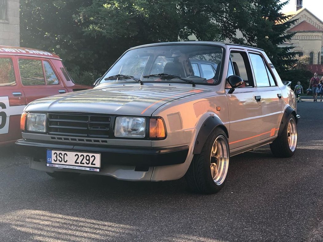 Tahle widebody Škoda 130 vznikla v Česku