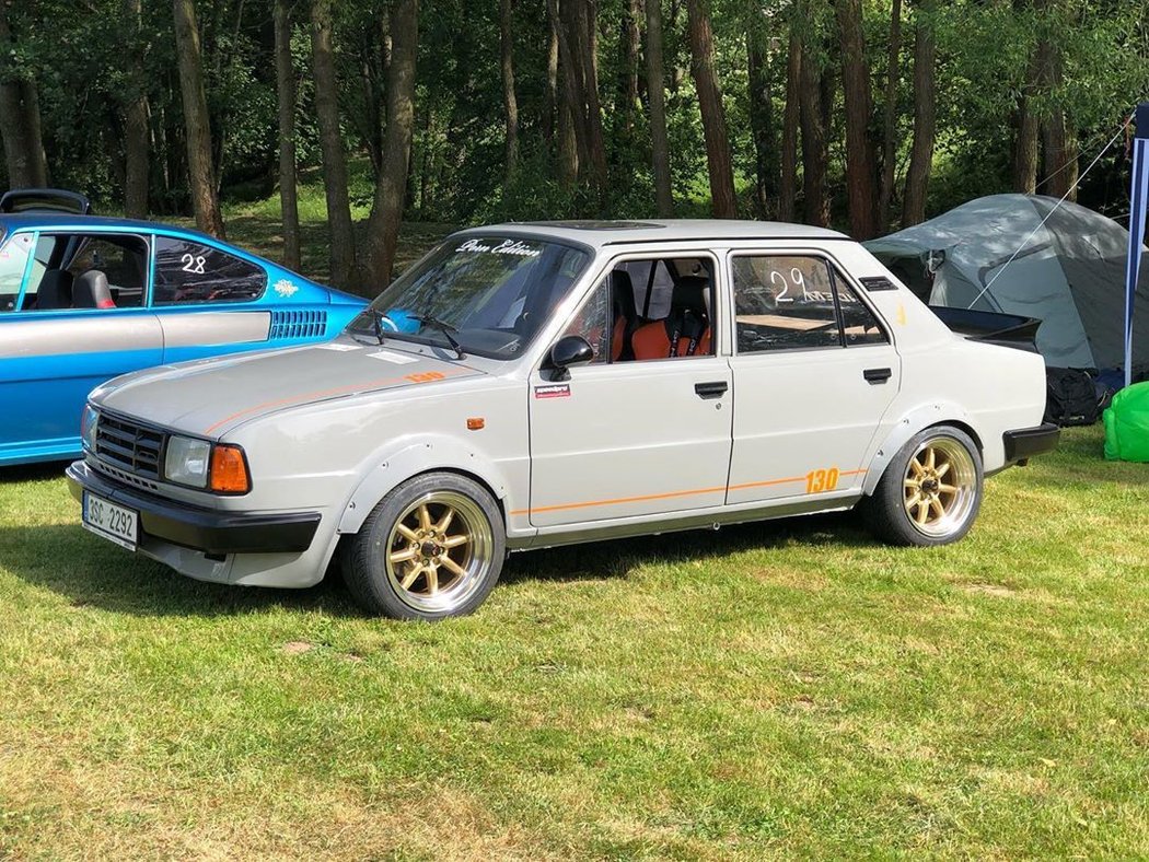 Tahle widebody Škoda 130 vznikla v Česku