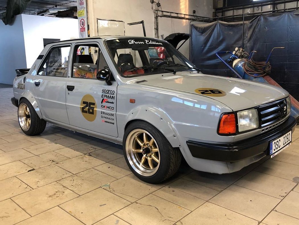 Tahle widebody Škoda 130 vznikla v Česku