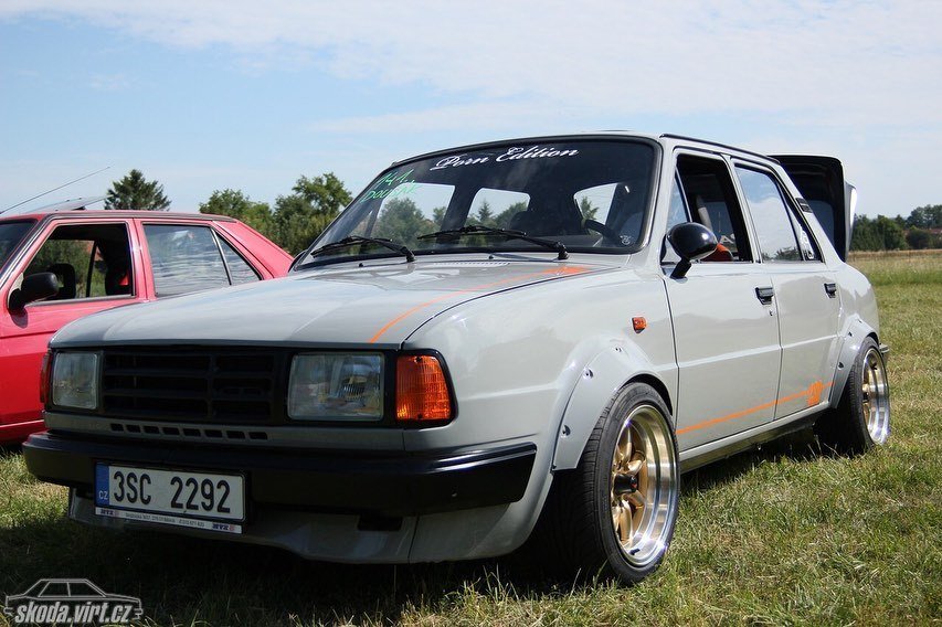 Tahle widebody Škoda 130 vznikla v Česku