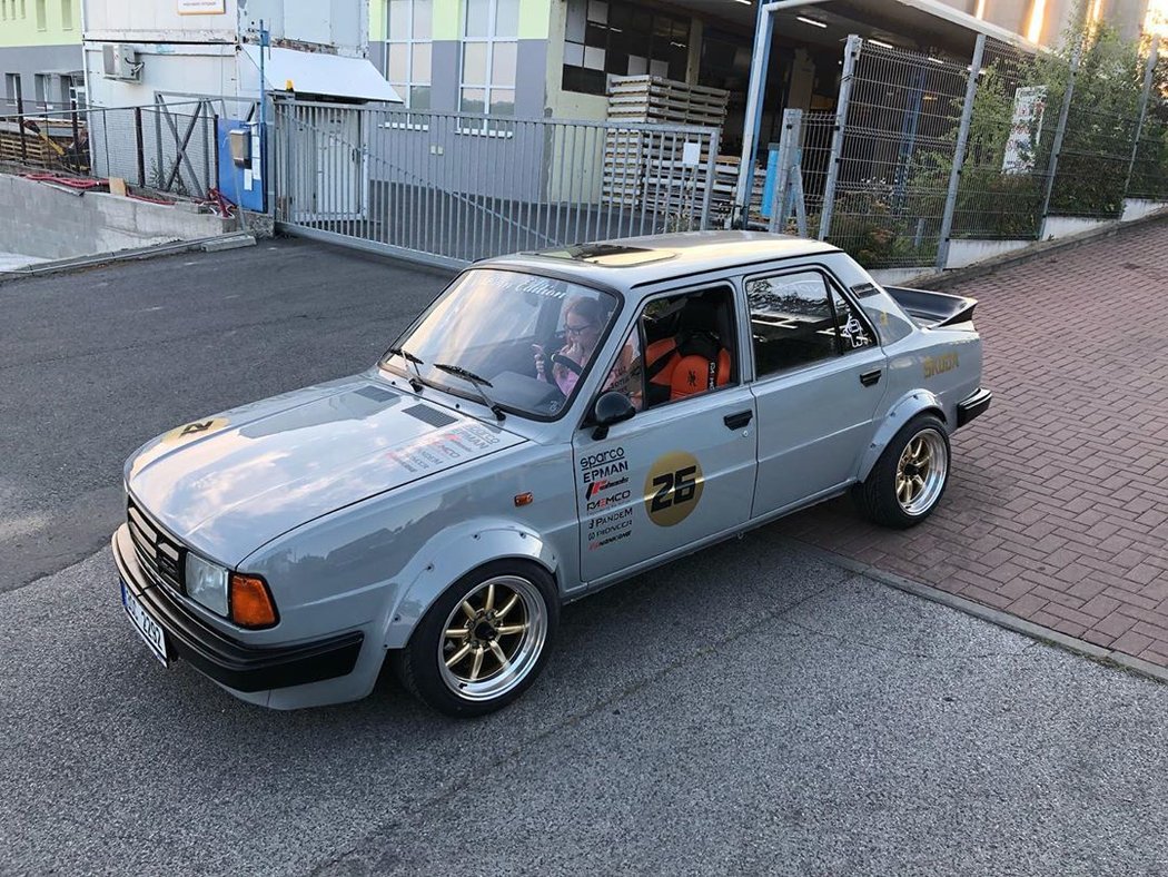 Tahle widebody Škoda 130 vznikla v Česku