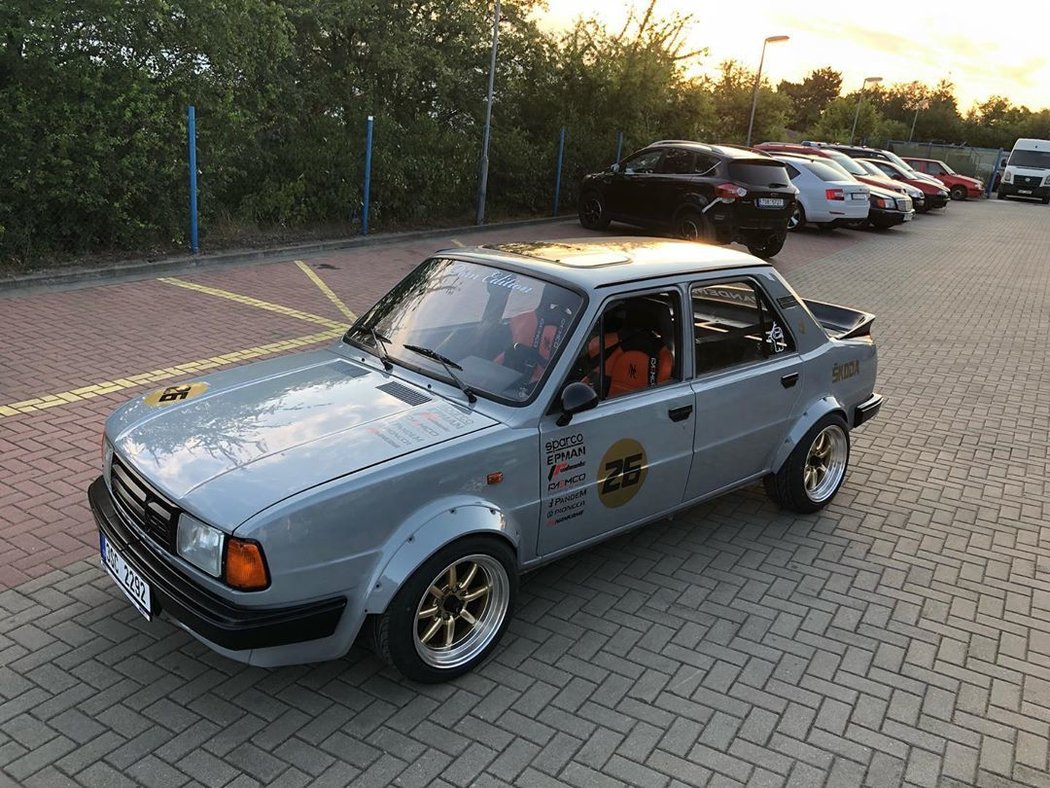 Tahle widebody Škoda 130 vznikla v Česku