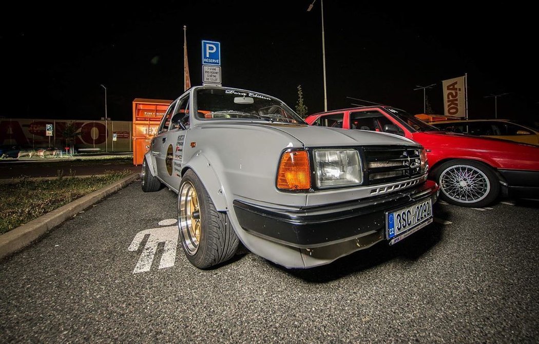 Tahle widebody Škoda 130 vznikla v Česku